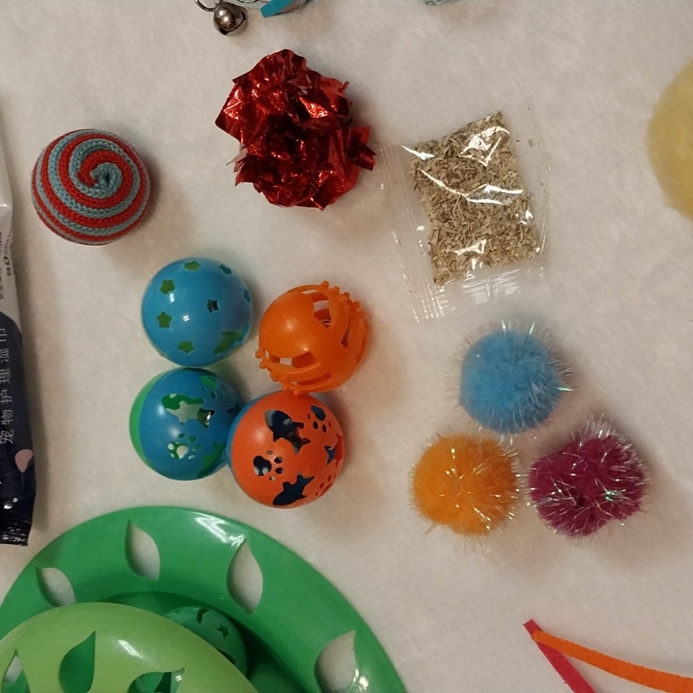 LOT OF CAT TOYS AND MISC items - Picture 4 of 8